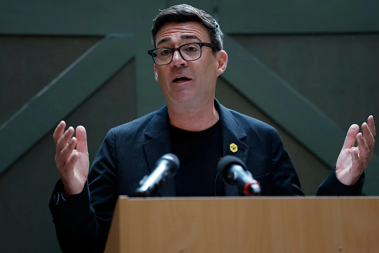 Nghị sĩ Công đảng Andy Burnham phát biểu tại Manchester, công bố tầm nhìn cải tổ sâu rộng đối với hệ thống chính trị Anh trước thềm khả năng tiếp quản vị trí Thủ tướng. (Nguồn: Times) Nghị sĩ Công đảng Andy Burnham phát biểu tại Manchester, công bố tầm nhìn cải tổ sâu rộng đối với hệ thống chính trị Anh trước thềm khả năng tiếp quản vị trí Thủ tướng. (Nguồn: Times)
