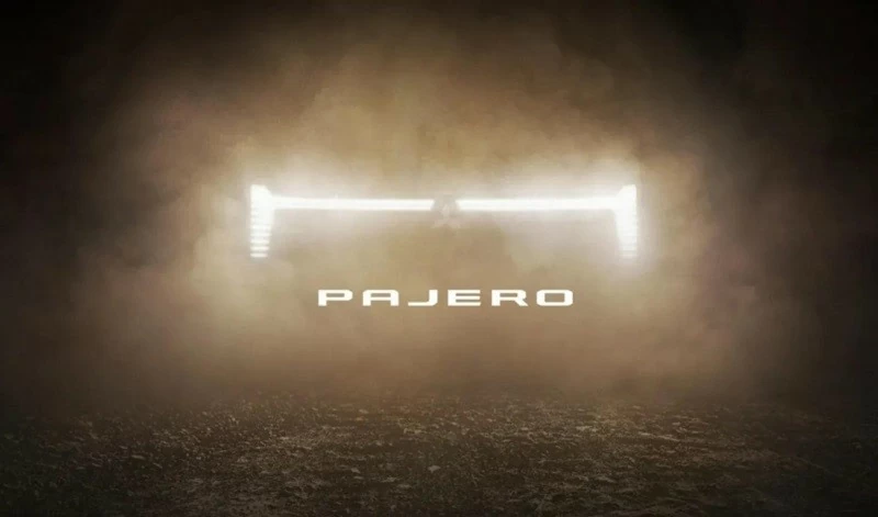 Phần đầu của Mitsubishi Pajero 2027 cũng được làm mới với nhận diện ánh sáng LED hình chữ T bao quanh logo ba viên kim cương.
