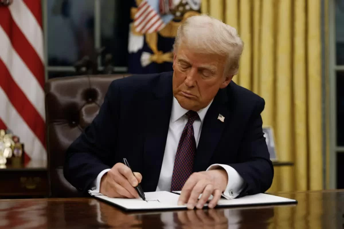 Tổng thống Donald Trump ký các sắc lệnh hành pháp và văn bản hành chính tại Phòng Bầu dục của Nhà Trắng, chỉ vài giờ sau khi tuyên thệ nhậm chức Tổng thống thứ 47 của Mỹ trong nhiệm kỳ thứ hai. (Nguồn: Getty Images)