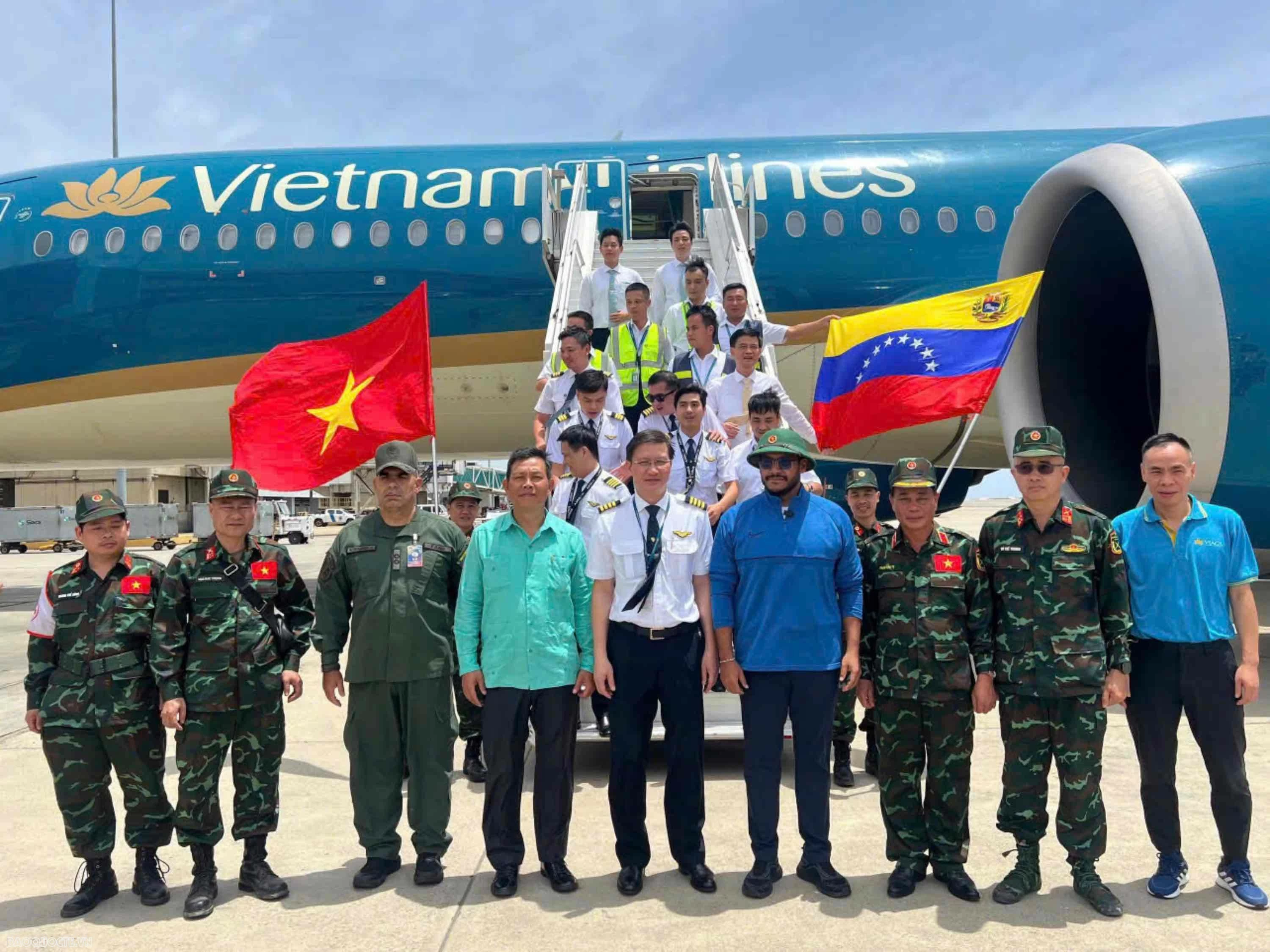Đại sứ Việt Nam tại Venezuela: Nhìn lá cờ đỏ sao vàng giữa tâm chấn để thấy sức mạnh của ngoại giao tâm công Đại sứ Việt Nam tại Venezuela: Nhìn lá cờ đỏ sao vàng tung bay giữa tâm chấn để thấy sức mạnh của ngoại giao tâm công