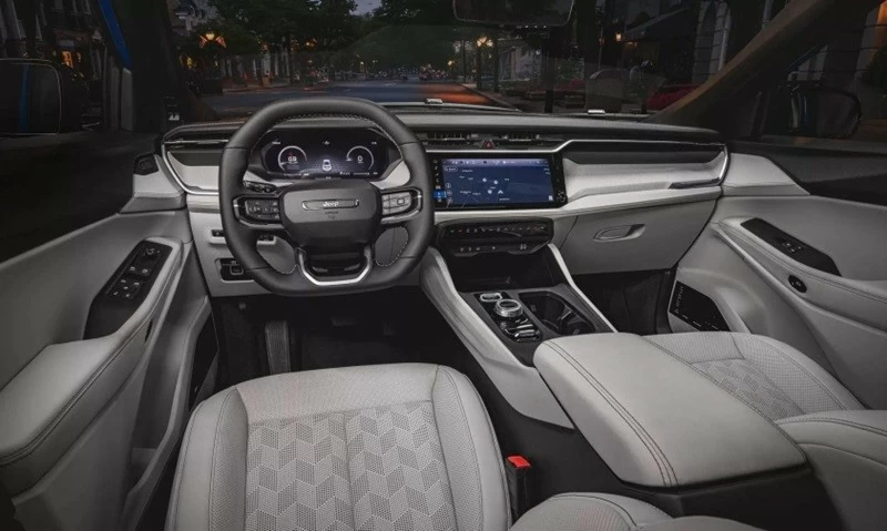 Không gian nội thất của Jeep Cherokee được phát triển theo hướng thực dụng nhưng vẫn đáp ứng nhu cầu sử dụng hiện đại.