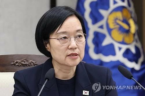 Thủ tướng Han Seong-sook phát biểu tại cuộc họp ứng phó kinh tế khẩn cấp vào ngày 2/7. (Nguồn: Yonhap)