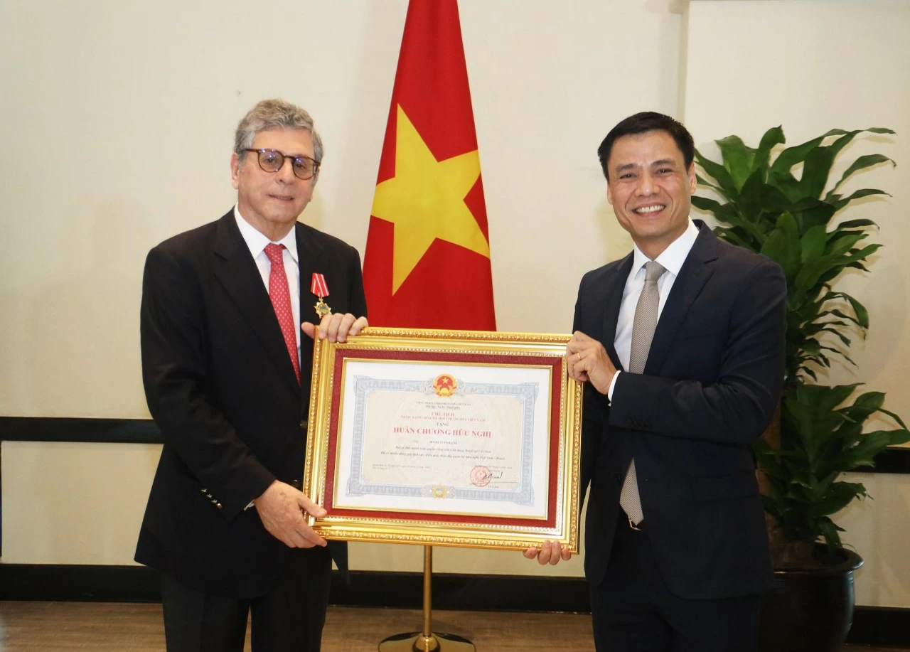Thứ trưởng Ngoại giao Đặng Hoàng Giang đã trao Huân chương Hữu nghị tặng Ngài Marco Farani, Đại sứ Đặc mệnh toàn quyền Cộng hòa Liên bang Brasil tại Việt Nam. (Ảnh: Thành Long)