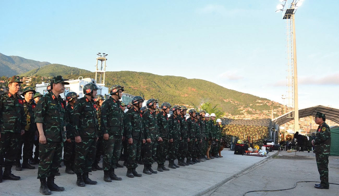 Đoàn Việt Nam đưa thành công ra ngoài thêm 9 nạn nhân động đất tại Venezuela