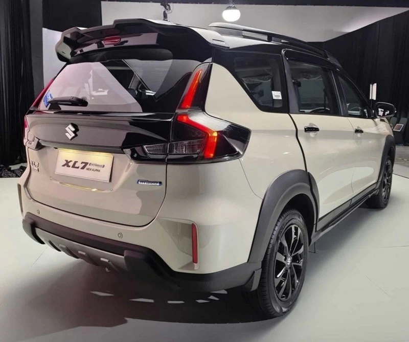 Tại Indonesia, Suzuki XL7 2026 được chia thành ba phiên bản gồm Zeta, Beta Hybrid và Alpha Hybrid. Tại Indonesia, Suzuki XL7 2026 được chia thành ba phiên bản gồm Zeta, Beta Hybrid và Alpha Hybrid.