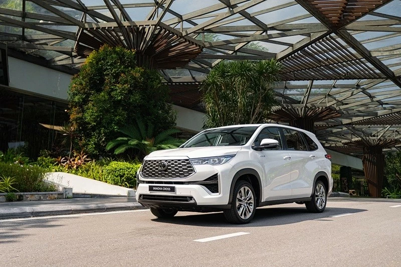 Top 5 mẫu xe Toyota bán chạy nhất tháng 6/2026: Innova Cross vươn lên dẫn đầu.