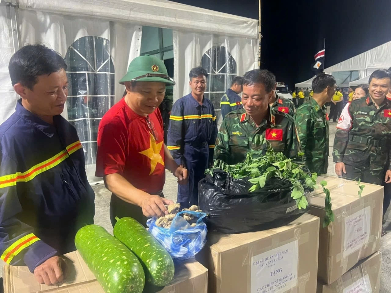 Đại sứ Việt Nam tại Venezuela: Nhìn lá cờ đỏ sao vàng giữa tâm chấn để thấy sức mạnh của ngoại giao tâm công Đại sứ Việt Nam tại Venezuela: Nhìn lá cờ đỏ sao vàng tung bay giữa tâm chấn để thấy sức mạnh của ngoại giao tâm công