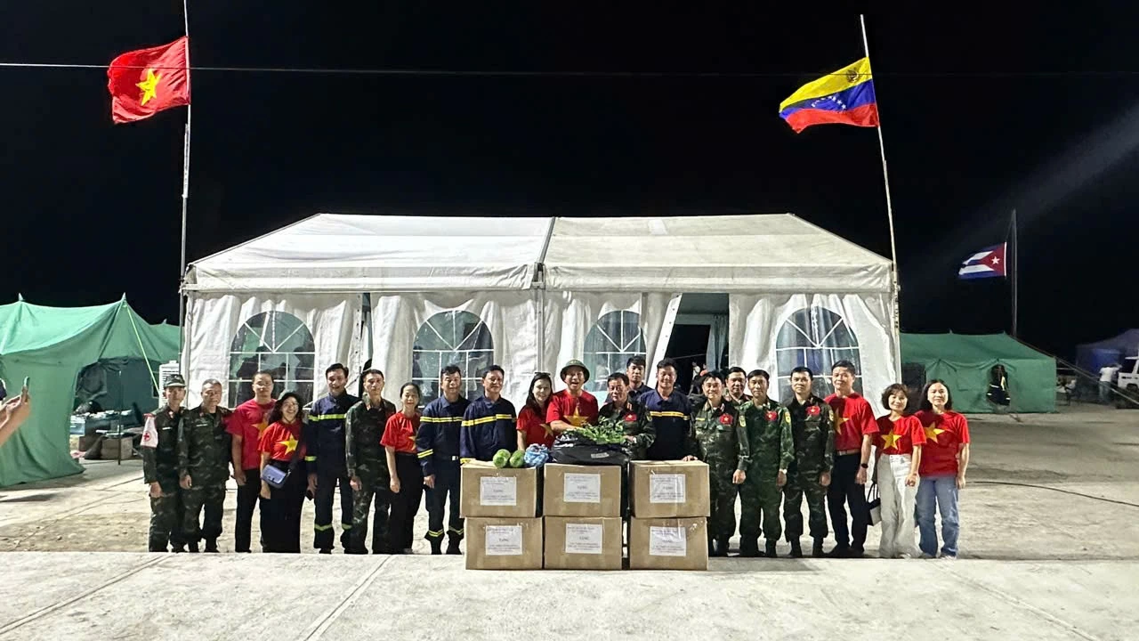 Thiếu tướng Phạm Văn Tỵ, Trưởng đoàn cứu hộ Việt Nam tại Venezuela, bày tỏ cảm ơn sự đồng hành và hỗ trợ kịp thời từ Đại sứ quán Việt Nam, qua đó góp phần giúp đoàn nhanh chóng triển khai nhiệm vụ cứu hộ tại hiện trường. (Nguồn: Đại sứ quán Việt Nam tại Venezuela) Đại sứ Việt Nam tại Venezuela: Nhìn lá cờ đỏ sao vàng tung bay giữa tâm chấn để thấy sức mạnh của ngoại giao tâm công