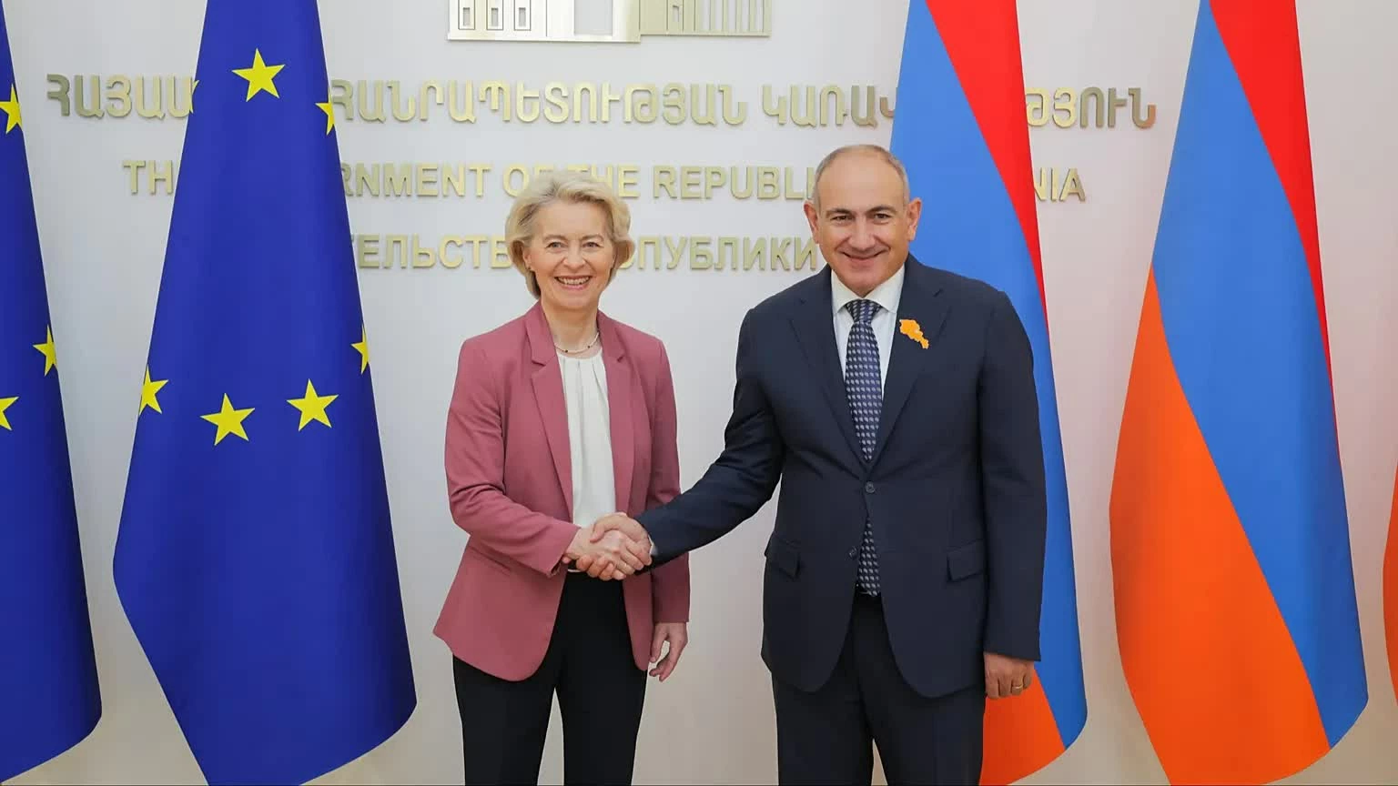 Chủ tịch Ủy ban châu Âu Ursula von der Leyen hội đàm với Thủ tướng Armenia Nikol Pashinyan tại Yerevan trong chuyến thăm mang tính chiến lược, tập trung vào hợp tác thương mại, năng lượng và kết nối khu vực. (Nguồn: Euronews)