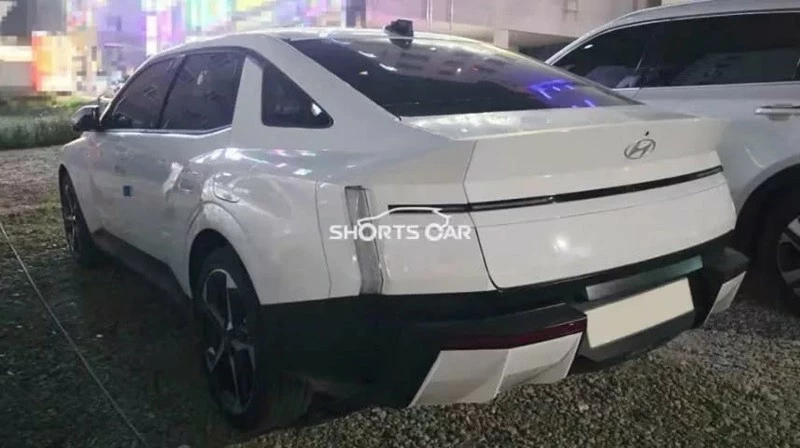 Ở góc nhìn bên hông, Hyundai Elantra 2027 sở hữu nắp ca-pô kéo dài, tay nắm cửa dạng ẩn bật điện.