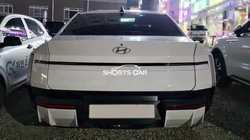 Phía sau Elantra 2027 cũng được làm mới với cụm đèn hậu nối liền bằng dải trang trí kéo ngang.