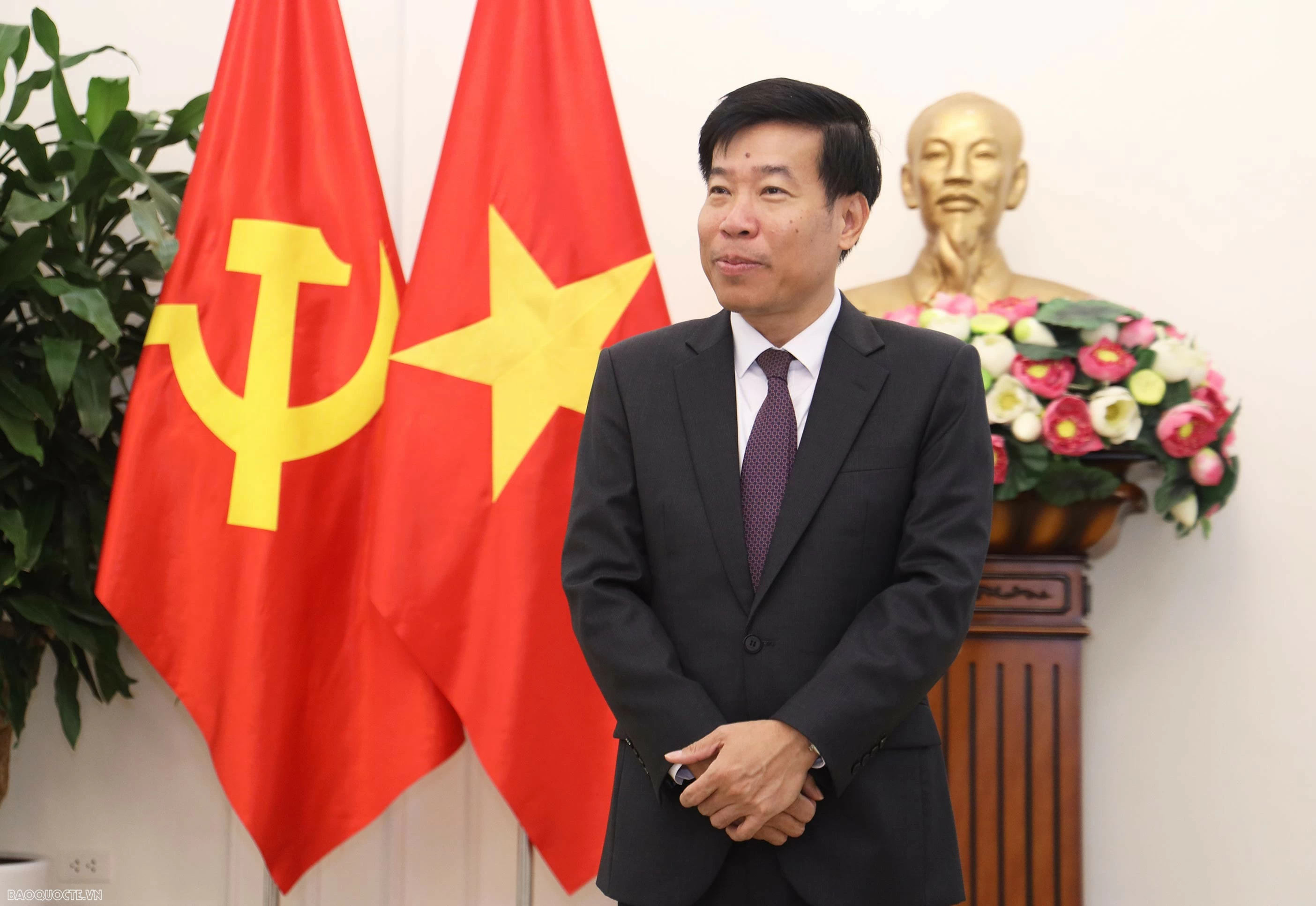 Ủy viên Trung ương Đảng, Phó Bí thư Thường trực Đảng ủy Bộ, Thứ trưởng Ngoại giao Nguyễn Mạnh Cường phát biểu giao nhiệm vụ tại buổi lễ. (Ảnh: Thành Long) Ủy viên Trung ương Đảng, Phó Bí thư Thường trực Đảng ủy Bộ, Thứ trưởng Ngoại giao Nguyễn Mạnh Cường phát biểu giao nhiệm vụ tại buổi lễ. (Ảnh: Thành Long)