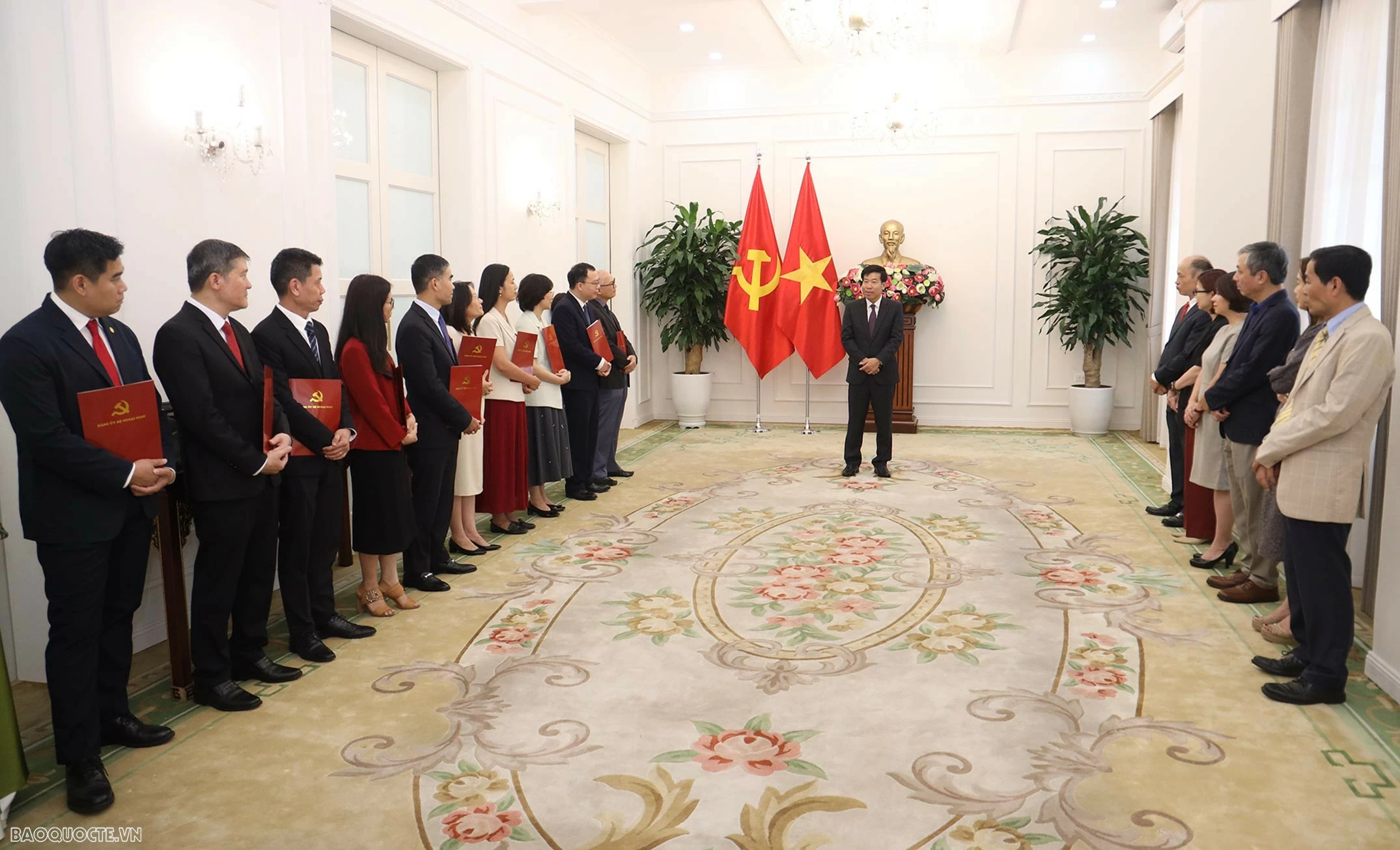 Toàn cảnh buổi lễ trao Quyết định chỉ định Bí thư cấp ủy ngoài nước đợt II/2026. (Ảnh Thành Long) Toàn cảnh buổi lễ trao Quyết định chỉ định Bí thư cấp ủy ngoài nước đợt II/2026. (Ảnh Thành Long)