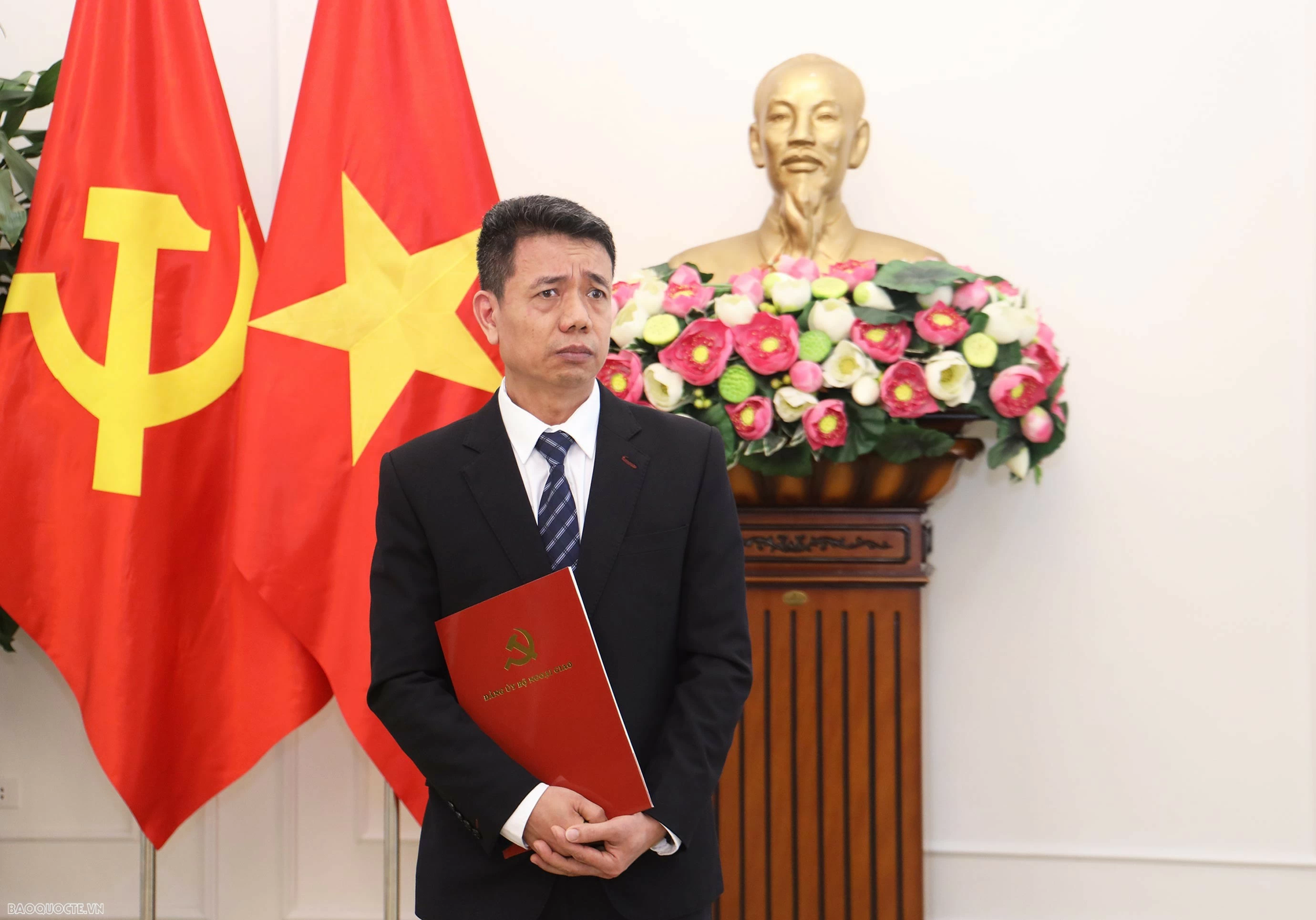 Đại sứ Nguyễn Trọng Kiên thay mặt các Đại sứ được trao Quyết định phát biểu tại buổi lễ. (Ảnh: Thành Long) Đại sứ Nguyễn Trọng Kiên thay mặt các Đại sứ được trao Quyết định phát biểu tại buổi lễ. (Ảnh: Thành Long)