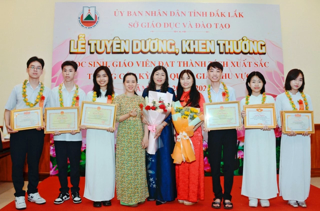 Từ sinh viên Học viện Ngoại giao đến thủ khoa khối C00: Em chọn làm lại để không phải hối tiếc