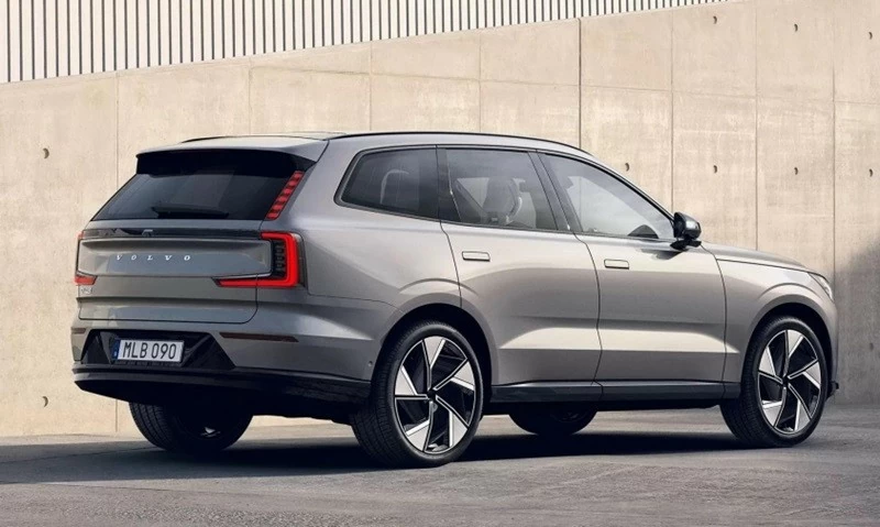Volvo tạo điểm nhấn bằng cụm đèn hậu hình chữ C kéo dài lên cột D.