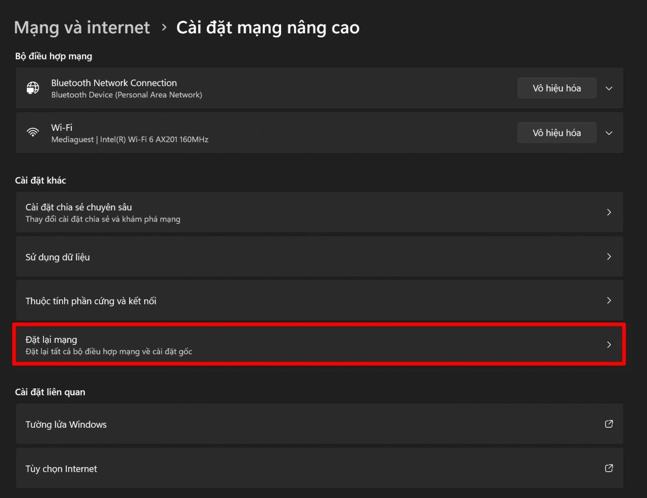 Cuộn xuống cuối trang và tìm mục Đặt lại mạng (Network Reset). 