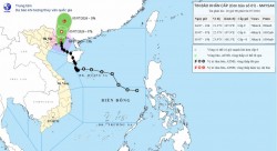 Tâm bão số 1 trên vùng bờ biển Quảng Ninh, di chuyển theo hướng Bắc, sắp suy yếu thành áp thấp nhiệt đới