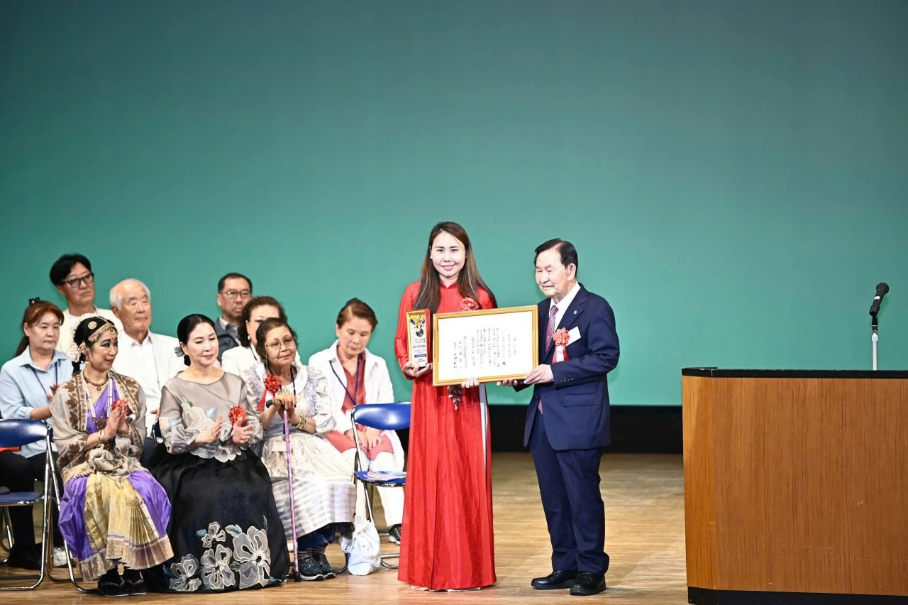 Bà Lê Thương, Chủ tịch Hiệp hội Người Việt Nam vùng Kansai, nhận Giải thưởng Cộng đồng cho Công dân toàn cầu năm 2026 do Tổ chức Xúc tiến Hữu nghị quốc tế Nhật Bản (IHA) trao tặng. (Nguồn: Hiệp hội Người Việt Nam vùng Kansai)