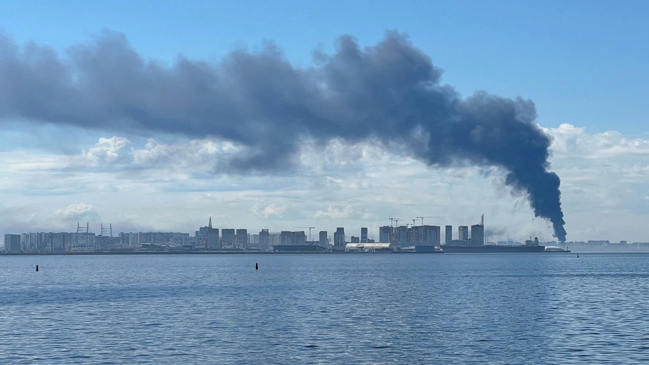 Khói bốc lên tại khu vực St. Petersburg sau một cuộc tập kích bằng máy bay không người lái. (Nguồn: Skynews)