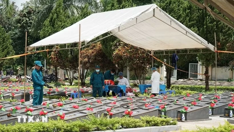Tổ công tác khai quật, lấy mẫu hài cốt liệt sỹ tại Nghĩa trang Liệt sỹ Đức Cơ (xã Đức Cơ, tỉnh Gia Lai). (Nguồn: TTXVN)