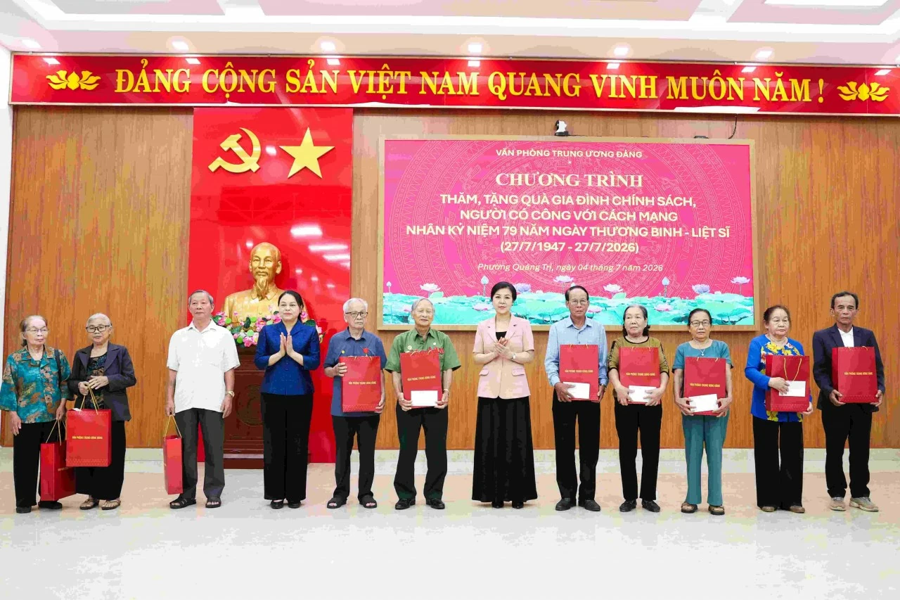 Hành trình tri ân trên đất lửa Quảng Trị: Tiếp sức những người lính ngày đêm đưa liệt sĩ trở về Hành trình tri ân trên đất lửa Quảng Trị: Tiếp sức những người lính ngày đêm đưa liệt sĩ trở về