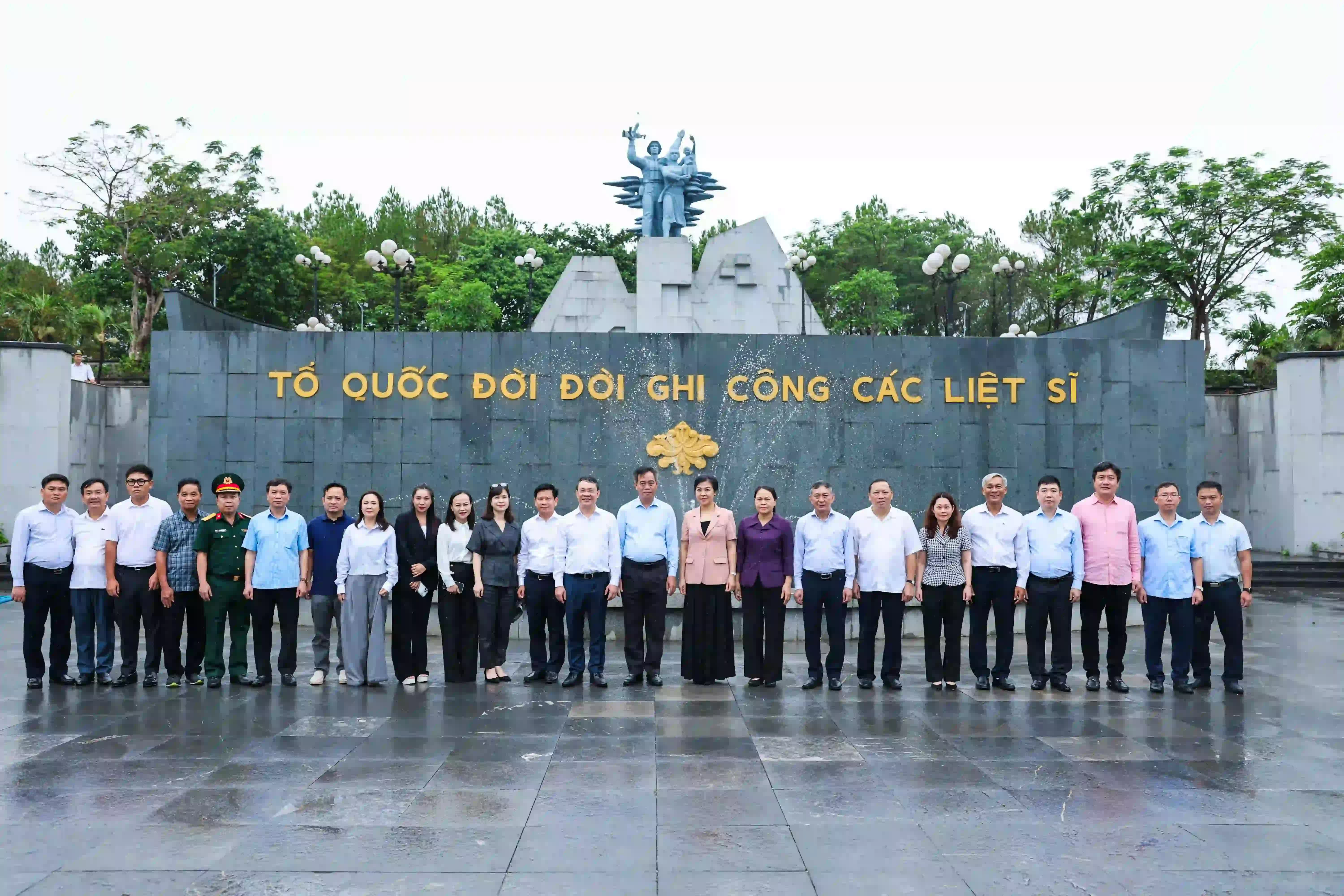 Hành trình tri ân trên đất lửa Quảng Trị: Tiếp sức những người lính ngày đêm đưa liệt sĩ trở về Hành trình tri ân trên đất lửa Quảng Trị: Tiếp sức những người lính ngày đêm đưa liệt sĩ trở về