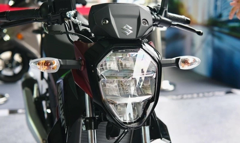 Phiên bản cao cấp được trang bị đèn pha LED, trong khi bản tiêu chuẩn vẫn sử dụng hệ thống chiếu sáng halogen.
