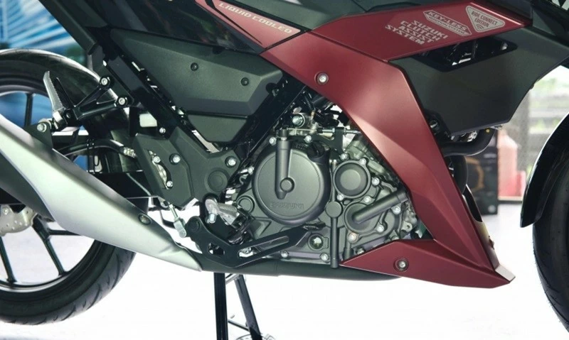 Suzuki Satria 2026 tiếp tục sử dụng động cơ xi-lanh đơn DOHC dung tích 147,3 cc, kết hợp hộp số côn tay 6 cấp.