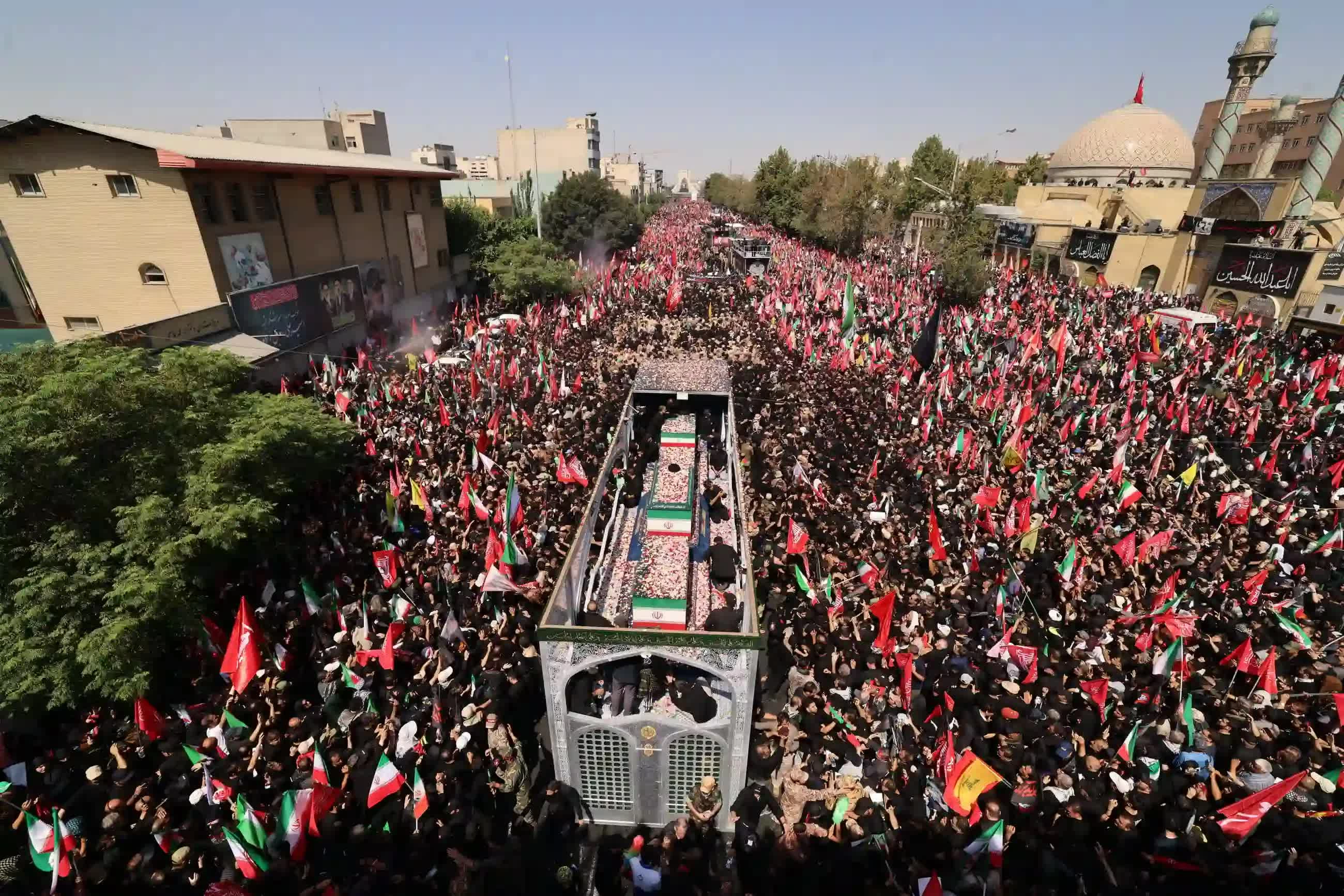 Đông đảo người dân tham dự lễ rước linh cữu cố Lãnh tụ Tối cao Iran Ali Khamenei. (Nguồn: Getty Images)
