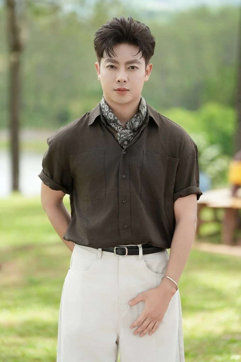 Hoàng Hà Cương làm mới bản hit ‘Nhắm mắt thấy mùa Hè’ của Nguyên Hà Hoàng Hà Cương làm mới bản hit ‘Nhắm mắt thấy mùa Hè’ của Nguyên Hà