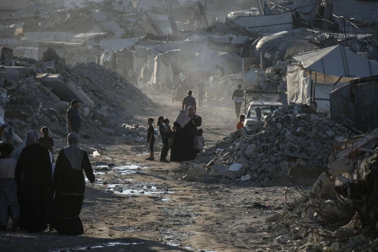Khung cảnh đổ nát tại Dải Gaza sau nhiều tháng giao tranh, trong bối cảnh Hamas tuyên bố giải thể chính quyền điều hành trên thực tế và bày tỏ sẵn sàng chuyển giao công tác quản lý dân sự theo kế hoạch hậu xung đột. (Nguồn: The Japan Times)