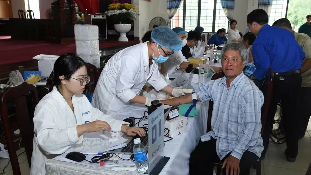 Lấy mẫu ADN thân nhân liệt sĩ Huỳnh Văn Quên Lấy mẫu ADN thân nhân liệt sĩ Huỳnh Văn Quên