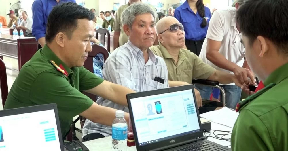 Lấy mẫu ADN thân nhân liệt sĩ Huỳnh Văn Quên Lấy mẫu ADN thân nhân liệt sĩ Huỳnh Văn Quên
