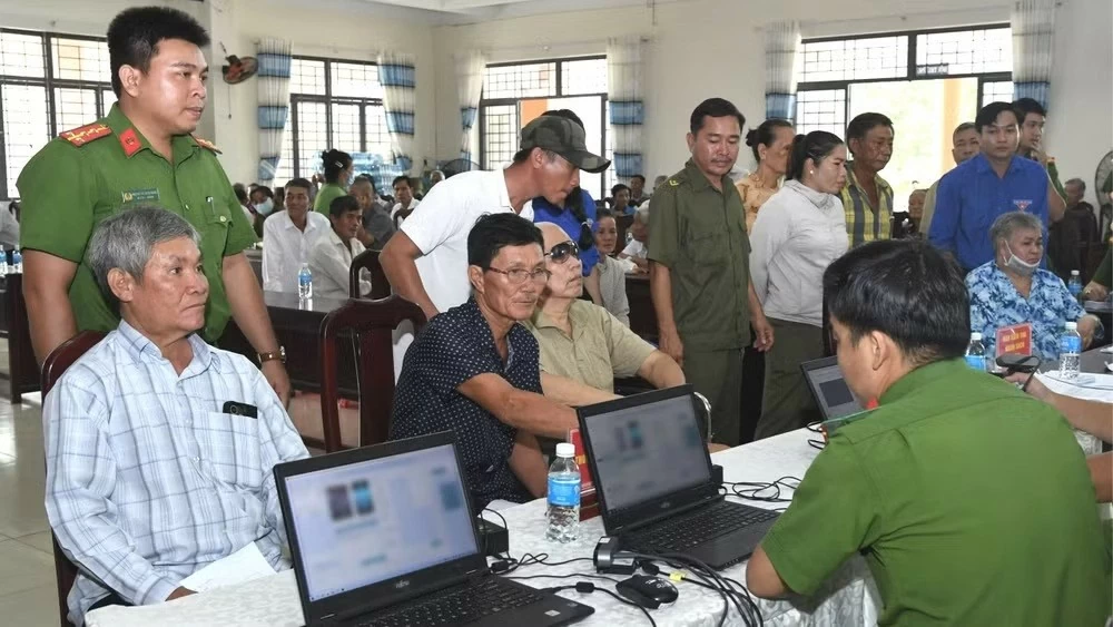 Lấy mẫu ADN thân nhân liệt sĩ Huỳnh Văn Quên Lấy mẫu ADN thân nhân liệt sĩ Huỳnh Văn Quên