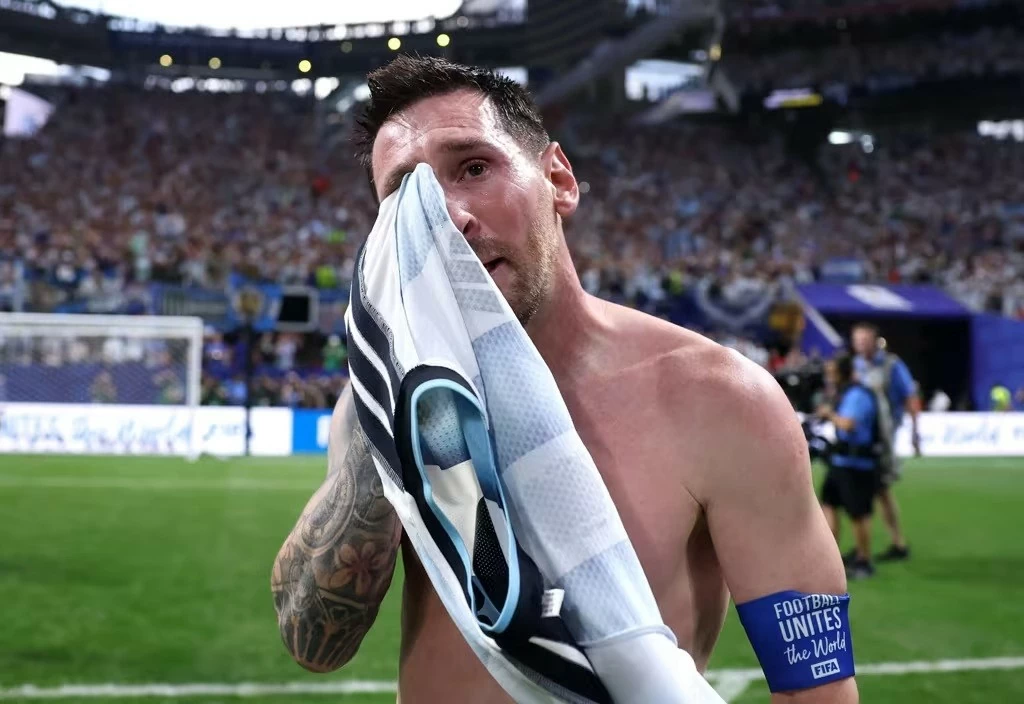 Vì sao Messi bật khóc sau chiến thắng không tưởng của Argentina? Vì sao Messi bật khóc sau chiến thắng không tưởng của Argentina?