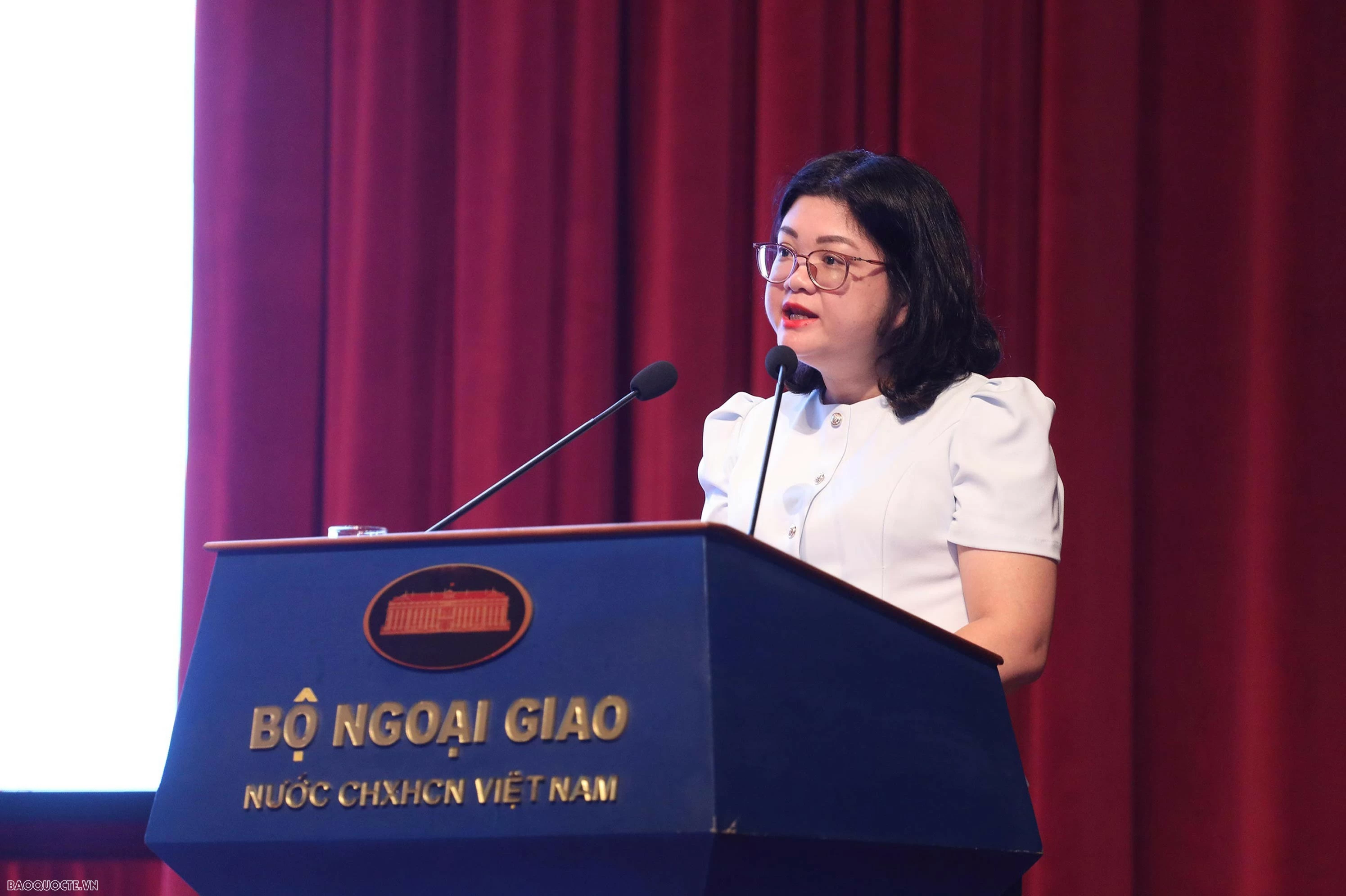 Bà Tống Thị Thanh Thủy, báo cáo viên pháp luật của Bộ Ngoại giao phổ biến quy định mới về. (Ảnh: Thành Long)