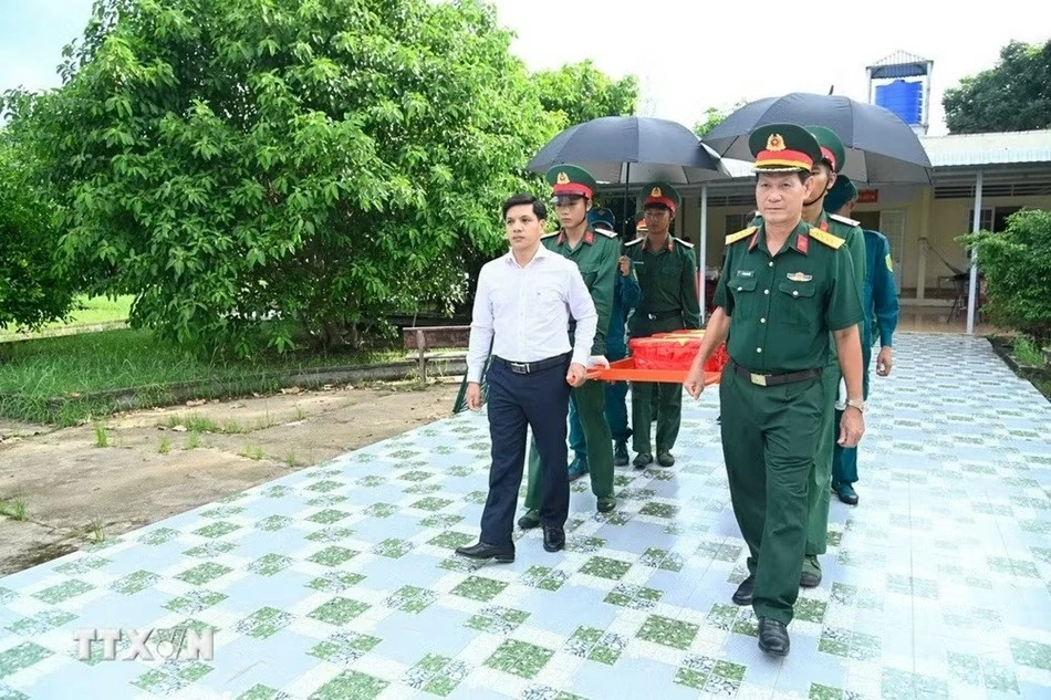 Cà Mau: Đưa 237 mẫu hài cốt liệt sĩ ra Hà Nội giám định ADN Cà Mau: Đưa 237 mẫu hài cốt liệt sĩ ra Hà Nội giám định ADN