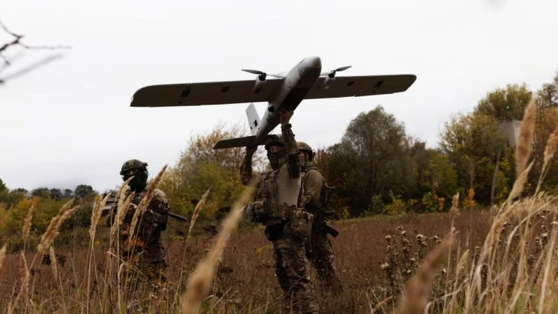 Binh sĩ Ukraine chuẩn bị phóng một máy bay không người lái (UAV) tại tỉnh Kharkiv, ngày 24/9/2025. (Nguồn: Getty Images)