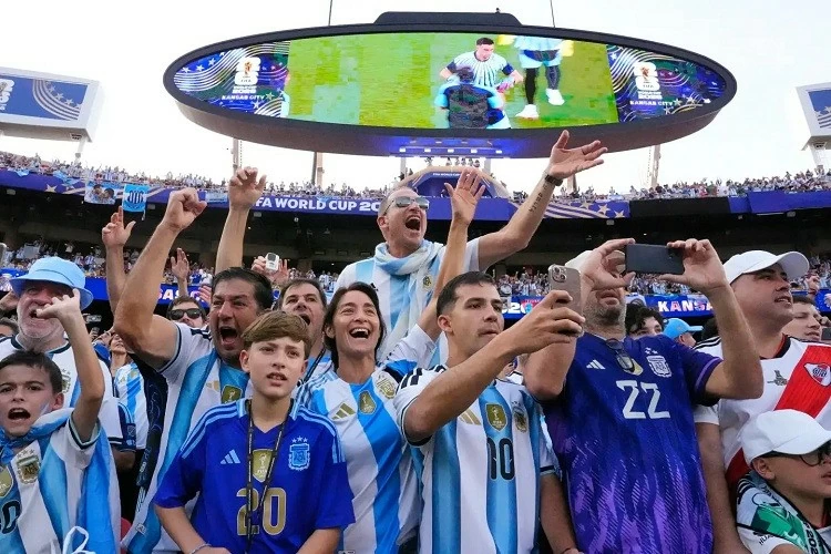 Messi Mania càn quét World Cup 2026: Khi người Argentina sẵn sàng vượt nửa vòng Trái đất để theo chân huyền thoại Messi Mania càn quét World Cup 2026: Khi người Argentina sẵn sàng vượt nửa vòng Trái đất để theo chân huyền thoại