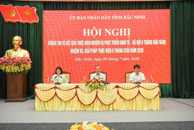 Phó Chủ tịch thường trực UBND tỉnh Bắc Ninh Mai Sơn (ngồi giữa) chủ trì hội nghị. 