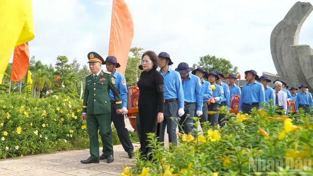 Phó Chủ tịch Quốc hội Nguyễn Thị Hồng dự lễ truy điệu, an táng hài cốt liệt sĩ quân tình nguyện và chuyên gia Việt Nam Phó Chủ tịch Quốc hội Nguyễn Thị Hồng dự lễ truy điệu, an táng hài cốt liệt sĩ quân tình nguyện và chuyên gia Việt Nam