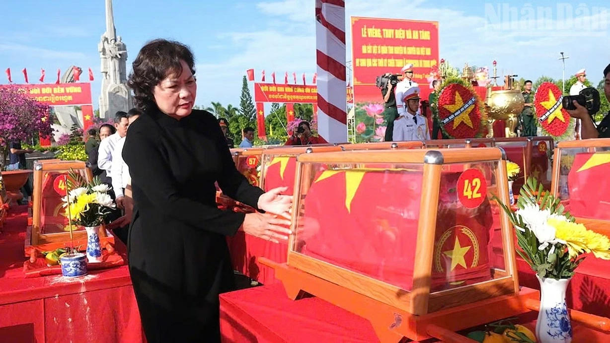 Phó Chủ tịch Quốc hội Nguyễn Thị Hồng dự lễ truy điệu, an táng hài cốt liệt sĩ quân tình nguyện và chuyên gia Việt Nam Phó Chủ tịch Quốc hội Nguyễn Thị Hồng dự lễ truy điệu, an táng hài cốt liệt sĩ quân tình nguyện và chuyên gia Việt Nam