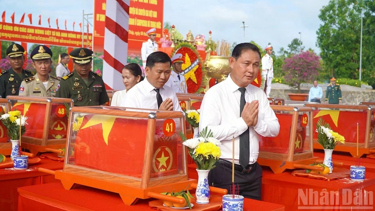 Phó Chủ tịch Quốc hội Nguyễn Thị Hồng dự lễ truy điệu, an táng hài cốt liệt sĩ quân tình nguyện và chuyên gia Việt Nam Phó Chủ tịch Quốc hội Nguyễn Thị Hồng dự lễ truy điệu, an táng hài cốt liệt sĩ quân tình nguyện và chuyên gia Việt Nam