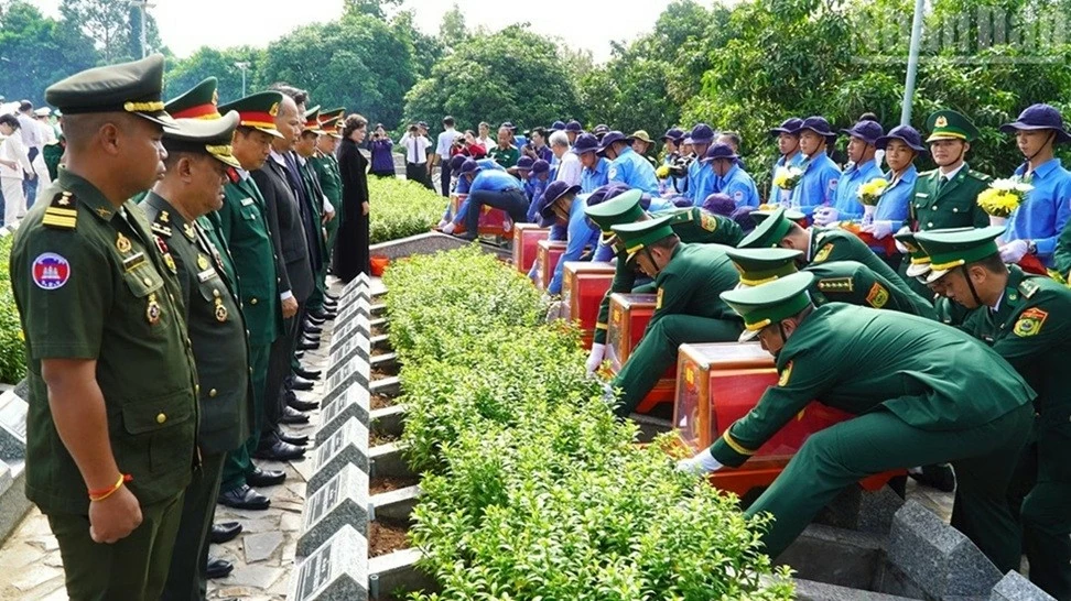 Phó Chủ tịch Quốc hội Nguyễn Thị Hồng dự lễ truy điệu, an táng hài cốt liệt sĩ quân tình nguyện và chuyên gia Việt Nam Phó Chủ tịch Quốc hội Nguyễn Thị Hồng dự lễ truy điệu, an táng hài cốt liệt sĩ quân tình nguyện và chuyên gia Việt Nam