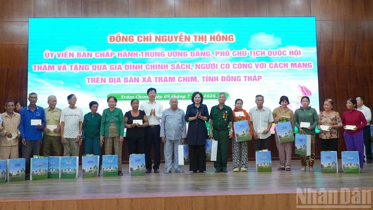 Phó Chủ tịch Quốc hội Nguyễn Thị Hồng dự lễ truy điệu, an táng hài cốt liệt sĩ quân tình nguyện và chuyên gia Việt Nam Phó Chủ tịch Quốc hội Nguyễn Thị Hồng dự lễ truy điệu, an táng hài cốt liệt sĩ quân tình nguyện và chuyên gia Việt Nam