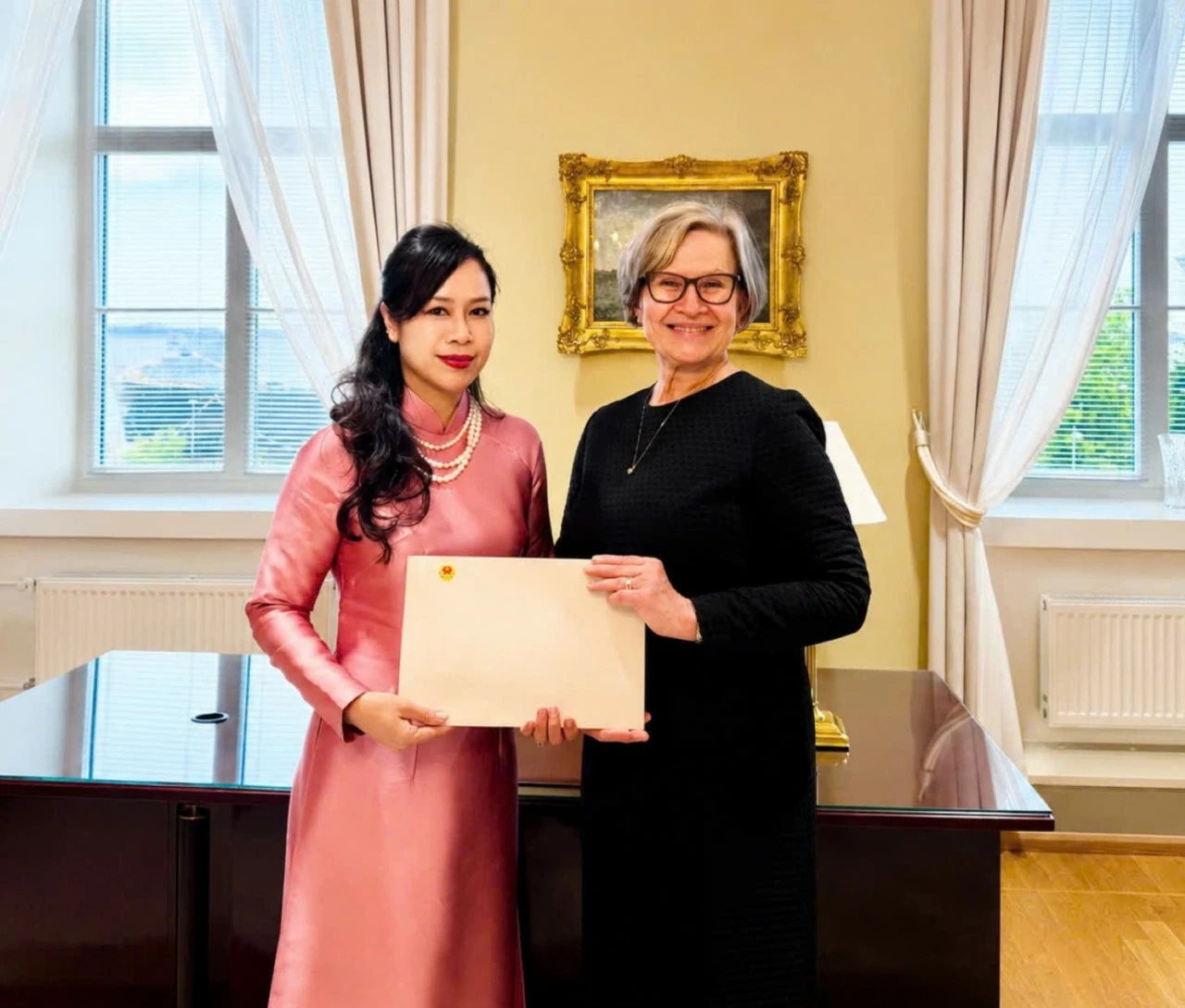 Đại sứ Việt Nam tại Phần Lan Nguyễn Hoàng Diệu Tâm trao Bản sao Thư ủy nhiệm tới Bộ Ngoại giao Phần Lan