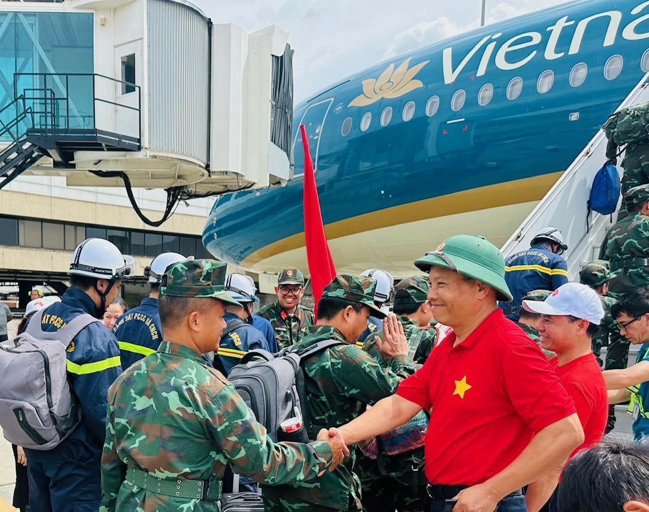 Đại sứ Vũ Trung Mỹ chia tay các chiến sĩ Việt Nam. (Nguồn: Đại sứ quán Việt Nam tại Venezuela) Đại sứ Việt Nam tại Venezuela: Nhìn lá cờ đỏ sao vàng tung bay giữa tâm chấn để thấy sức mạnh của ngoại giao tâm công