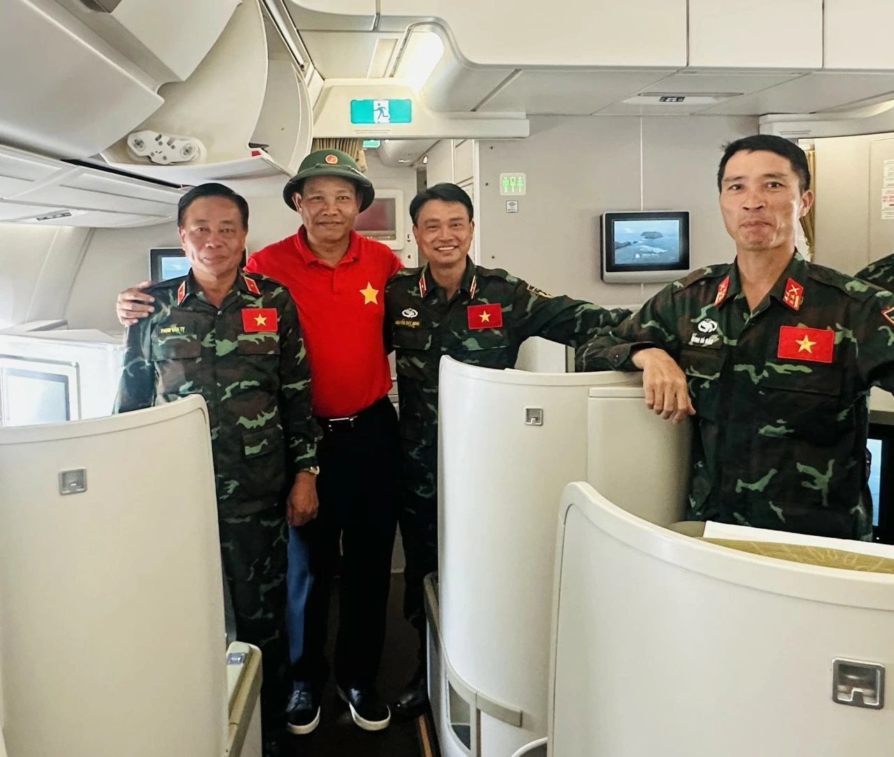 Đại sứ Vũ Trung Mỹ chia tay lãnh đạo đoàn công tác cứu hộ, cứu nạn của Việt Nam. (Nguồn: Đại sứ quán Việt Nam tại Venezuela) Đại sứ Việt Nam tại Venezuela: Nhìn lá cờ đỏ sao vàng tung bay giữa tâm chấn để thấy sức mạnh của ngoại giao tâm công