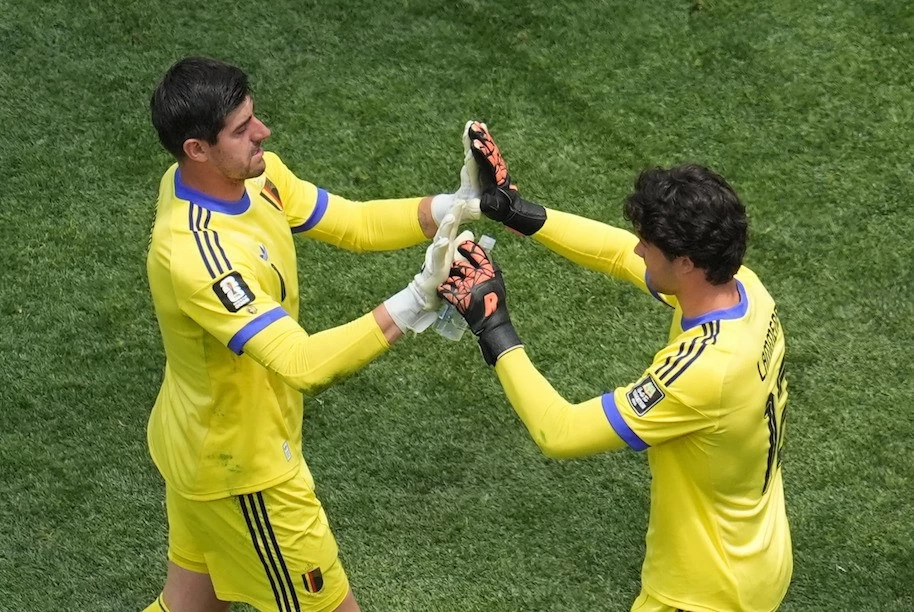 Tây Ban Nha đấu với Bỉ: Courtois an ủi Lammens sau sai lầm định mệnh - Cậu ấy sẽ mạnh mẽ hơn từ thất bại này